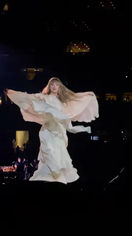 How is she even real?!? I still cant believe i was this close to Mother herself 😭🫶🏻 #tserastour #arlingtonerastour #ArlingtonTS #arlingtontstheerastour #taylorswift #taylorsversion #cardigantaylor #MyDolceMoment #deathbyathousadcuts 