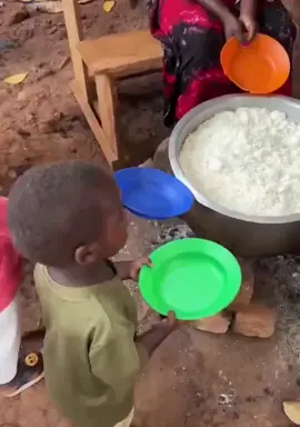 mới 2 tuổi mỗi lần nhận đồ ăn đều quỳ gối cảm ơn. làm chúng tôi cay cay nơi khóe mắt🥲😢. cậu bé đã cầu nguyện cảm ơn đấng tối cao cho bé thức ăn không bị đói. ước mơ của bé là được ăn cơm trắng và thịt hôm nay đã thành hiện thực # trẻ em mồ côi# trẻ em vùng khó khăn # bộ lạc vùng Rwanda  đông phi# cần giúp đỡ#