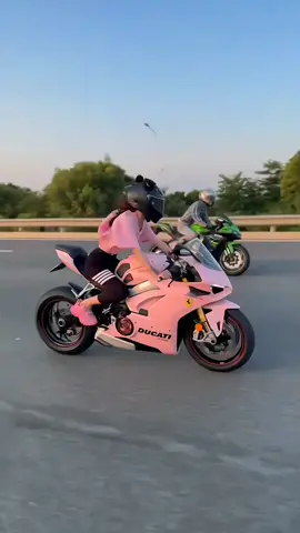 was very windy🥶#foryoupage #junyaoliu #tiktok #motovlog 
