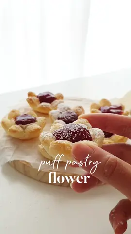 flower puff pastry with 🍓 jam #puffpastry #massafolhada #easydessert #cutedessert #springdesserts #strawberryjam 