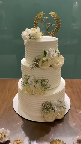 O primeiro bolo de 3 andares a gente nunca esquece🥰. O que acharam?  . #bolocasamento#bolo3andares #casamento#confeitaria #rotinaconfeitaria#confeiteira#confeitariaartesanal #confeiteiratiktoker #boraderotina 