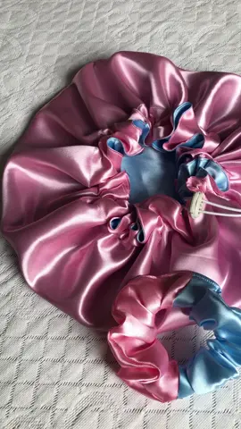 A cor dessa touca 😍 Touca de cetim com elastico ajustavel, forro duplo e uma scrunchie de brinde. Compre no link da bio !!  #toucadecetim 