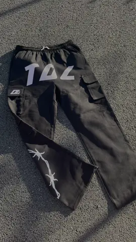 Il est quand meme grave frais ce drop #2 et dispo jusqu’a mercredi minuit a des prix fous 🫣 #Sneakers2023 #sneakers #lookdujour #style #Outfithomme #Idéedeoutfit #Stylehomme #fyp #tiktok #vetement #vetements #femmes #homme #sappe #cargo #cargopants #minustwo #marque #marquedevetement #style #y2kstyle #y2k 