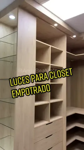 Te dejo este tip que utilizo casi siempre en closets empotrados, recuerda que muchas veces los techos o pisos tienen desnivel, así que toda la estructura lo hago unos 6 a 8 cm menos para usar este sistema de luces. El resultado es un closet de piso a techo y todo sellado.  Cuéntame qué temores o inconvenientes tienes cuando estás frente a un proyecto de closet empotrado ? #andybeamelamina #DIY  #mueblesmelamina #carpinteria 