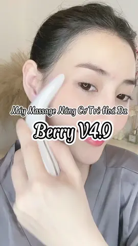 Máy nâng cơ trẻ hóa BERRY V4.0 có khả năng vượt trội: ➡Xóa bỏ các nếp nhăn sâu ở vùng mắt, trán, má, cằm, cổ ➡Tạo mặt V–line thon gọn, Nâng cơ săn chắc, chống chảy xệ đặc biệt vùng 2 má. ➡Trẻ hóa làn da, hồi sinh lớp collagen, Elastin nằm sâu dưới da ➡Se khít lỗ chân lông, giúp da căng bóng, mềm mượt, tạo đường nét thanh tú thon gọn trên khuôn mặt Cách sử dụng cực kỳ dễ dàng:  👉🏻 Bước 1: Làm ẩm da mặt ( tốt hơn khi sử dụng serum)  👉🏻 Bước 2: Ấn nút chức năng và sử dụng tuỳ mục đích #berry #maymassagemat #maynangcomat #skincare 