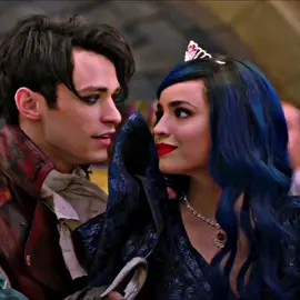 The way they looked at each other in this scene🤭 #evie #harry #descendants3 #edit #descendantsedit #mvl4z #viral 