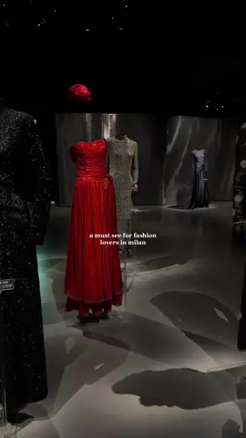 one of the coolest exhibits i've everrr seen #armanisilos #milanthingstodo #plateswithp #fashionexhibit #fashionmuseum #giorgioarmani 