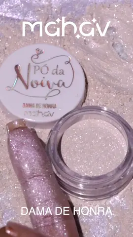 São 05 Lindas Cores  O pó da noiva da Mahav foi criado para você que adora reflects bem fininhos e brilhantes. Pode ser usado como sombra iluminador ou iluminador facial.  O brilho dele é intenso, reflete na luz e tem uma pigmentação incrível! Escolha sua Cor:  Núpcias Anel de noivado Branco véu  Mãe da noiva Dama de Honra 🔸Disponível no site  www.semaquie.com.br #fy #maquiagem #semaquie #lojademake #lojademaquiagemonline #mahav #pódanoivamahav #pódanoiva 