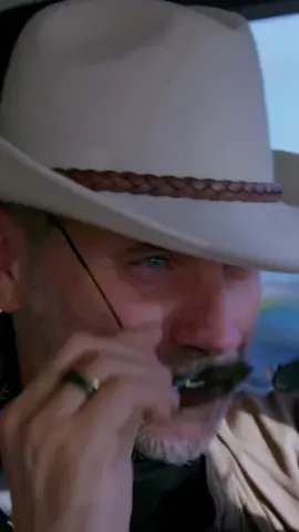 Mi sono finto artista di strada per un giorno a Napoli. Cosa sarà successo? Il video completo lo trovi sul mio profilo instagram ufficiale 😉 #DallaStradaAlPalco #tiktokmusic #Nek #dietrolequinte #RaiPlay