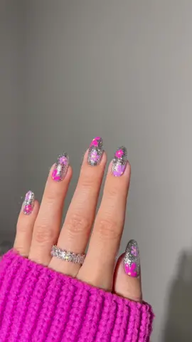 A little bit of sparkle and a little bit of nature 🌸✨  ____ Using: @kiaraskynails  Shimmering Lights | Warhol Of Fame |  Love Hertz | Starry Of My Life  | Discount code: GREATNAILS #diynails #nailart #nails #glitternails 