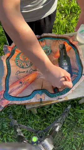 Tábua personalizada, com tema Heineken e Palmeiras ! Peça toda customizada com resina em tom verde, tanto na canaleta quanto nas personalizações. Encomende a sua, atendimento pelo DM ou link da Bio ! #churrasco #madeira #presentes #presentescriativos #presentespersonalizados #presentesespeciais #futebol #futebolarte #futebolbrasileiro #futebolraiz #brasileirao #brasileirão #libertadores #palmeiras #palestraitalia 