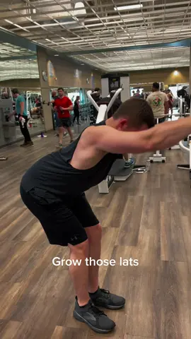 One of my favorite lat exercises 🙌🏼 #back #backday #personaltrainer #trainer 