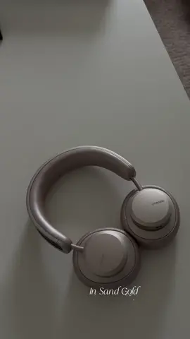 @urbanistaslife Los Angeles Sand Gold heaphones are powered by light giving you endless playtime ✨ #urbanista #headphones (use code “Emely15”) 