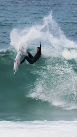 @jordysmith88 and the kind of wild aggression that will be needed to ring the bell at this year's Rip Curl Pro 💪 🎥: Scotty Hammonds #JordySmith #FreeSurfing 