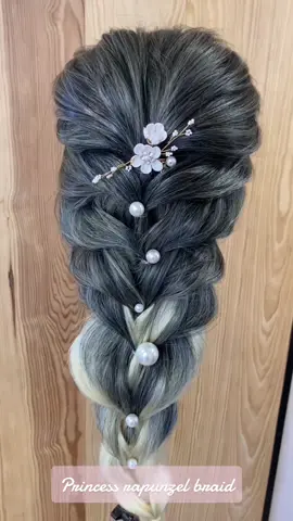 Princess rapunzel braid 👸🏼💝👑 #disney #princess #tiktok #hair #tik_tok #foryou #hairstyletutorial #coiffurefacile #fypシ #viralvideo #foryoupage #pourtoi #hairstyle 