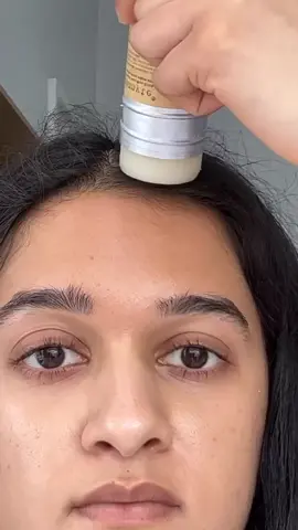 Frizzy hair hack 👀😍 #frizzyhair #hairwaxstick #frizzyhairhack #flyawayshairhack 