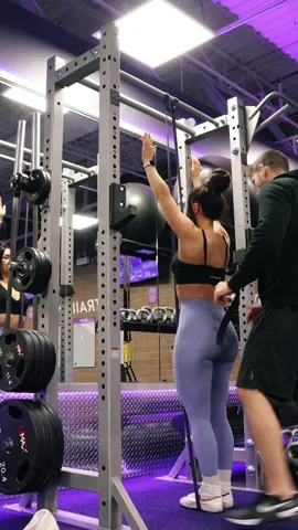 its the encouraging slap on the booty cheeks for me #GymTok #gymcouples #fitnesscouple #pullups 