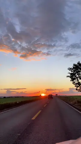 #ViajandoNaEstrada #ViewsVibes #PaisagensDoBrasil #PôrDoSol #OCéuExplicaTudo #PasseioDeCarro #ViajandoPeloMundo #foto #PaisagensIncríveis 
