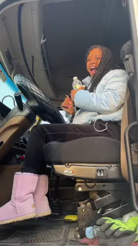#truckdriversoftiktok #truckdriver #truckdrivergirlfriend #interracialcoupletiktok #semitrucks 