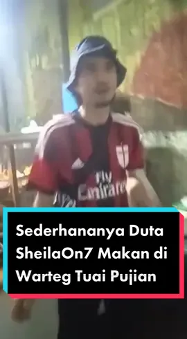 Duta Sheila On 7 dikenal sebagai pribadi yang sederhana. Beberapa kali aksinya yang merakyat beredar di media sosial.  Pemilik nama asli Akhdiyat Duta Modjo itu kembali menjadi perbincangan karena aksinya makan di warteg bahkan mengambil nasi sendiri dengan santai.  Padahal dia adalah public figure yang dikenal banyak orang. #kuyou #dariKUuntukYOU #dutasheilaon7 #sheilaon7 #infoseleb #fyp  #infoupdate #likeforlikes #pastifyp  #viral #trending #tiktoktainment 