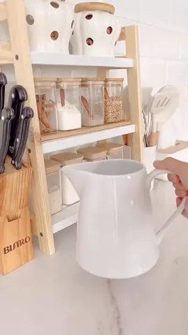 2 Barang Yang Bermanfaat✨️ hallo moms udah punya 2 barang bermanfaat ini belum ✅️ Ada Tempat minyak goreng, include saringan dan tatakannya. ✅️ Teko Keramik, teko ini multifungsi bisa jadi tempat naruh spatula di jadiin pajangan untuk pot bunga, ataupun untuk air minum. yang mau bisa Cek Keranjang Kuningnya🥰 #unboxings #unboxingasmr #asmrorganizing #asmrtips #printilandekorasi #produkdapur #dapurestetik #dapurminimalis #dapuridaman #dapurcantik #homegood #fyp #jisoo #dutyafterschool #printilandapur #barangmurah #tiktokshp #rumahminimalismodern #homedecoration #livingroomdecor #rumahimpian #rumahidamankeluarga #cekkeranjangkuning 