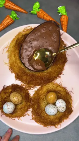 DESSERT DE PÂQUES AVEC @Marché Frais 🐣🐣 Le catalogue de Pâques est disponible du 06 au 12 avril 2023 !  INGRÉDIENTS 📌 :  Coques : 100g de chocolat  Mousse au chocolat : 6 oeufs, 1cac de vanille en poudre, 6 crêpes dentelle, 100g de chocolat praliné.  Nids : 200g de cheveux d’ange, 100g de beurre, 2 sachet de sucre vanillé  #paques #dessertpaques #dessertdepâques #recette #moussedechocolate #recettefacile #faizacooking #marchefrais #sponsorisé #easter #easteregg #eastereggs #recettedepaques 