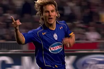 Pavel Nedved🇨🇿 with elegant goal v Ajax #juventus #ucl #championsleague #nedved #football #footballgoal #retro #retrofootball #retrogoals #golazo #skills #nostalgia 