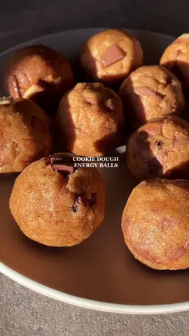 COOKIE DOUGH ENERGY BALLS🍫🍪 These energy balls make the perfect snack and are super easy to prep and store for a busy week ahead🙌🏼🤤 Give them a try👇🏼 🤍 INGREDIENTS 🤍 - 100g blended rolled oats - 120g @myprotein Smooth Peanut Butter - 50g @myprotein white chocolate whey isolate - 30g Honey - 50g @myprotein sugar-free Syrup - 30g Milk Chocolate chunks - 1x @myprotein cookie dough lean layered bar ⭐️METHOD⭐️ - Add your oat flour, peanut butter, whey protein, honey and syrup to a bowl and mix until fully combined. - Then chop your cookie dough layered bar up into small chunks. - Mix your layered bar chunks and chocolate chips into the mixture then use your hands to mould the mixture into small evenly-sized balls. - Pop onto a plate then ENJOY! This recipe makes 16 energy balls. PER ENERGY BALL ✨CALORIES: 106 ✨PROTEIN: 7g ✨CARBS: 8g ✨FAT: 5g Store in a container in the fridge.