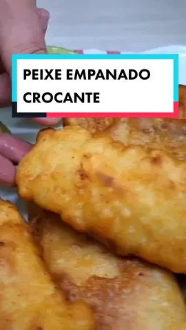 PEIXE EMPANADO CROCANTE POR FORA E SUCULENTO POR DENTRO  Ingredientes 850 g de filé de tilápia 3 dentes de alho (14 g) 1 colher de chá de sal (8 g) pimenta do reino a gosto sal a gosto suco de 1 limão Para Empanar 1 1/4 xícaras de farinha de trigo (200 g) 1 lata de cerveja (350 ml) 1 colher de chá de sal pimenta do reino a gosto + farinha de trigo para passar o peixe Modo de preparo Vamos começar temperando os files de tilápia, você pode usar qualquer peixe de sua preferência, eu dividi também todos ao meio.  Pegue o algo e acrescente uma colher de chá de sal, e com um pilão vá amassando até ficar uma pasta, esse sal é importante para gerar atrito com o alho, assim ele vai ficar bem pastoso. Coloque o alho amassado sobre o peixe, tempere com sal e pimenta do reino a gosto, junte o suco de um limão e misture bem. Leve para a geladeira por pelo menos 30 minutos para pegar os temperos. Na hora de fritar, vamos preparar a massa, é importante que já coloque o óleo para esquentar, pois agora o processo é rápido.  Numa tigela acrescente a farinha de trigo, o sal e tempere com pimenta do reino, acrescente uma lata de cerveja, use qualquer cerveja, desde que seja clara, e misture até ficar uma massa liquida e homogênea e sem espuma. Pegue um filé de peixe, passe na farinha de trigo até cobrir bem, passe esse filé enfarinhado na massa feita com a cerveja e leve imediatamente para a panela com o óleo quente. Assim que dourar de um lado, vire e deixe dourar do outro lado também ele esta pronto quando estiver bem dourado. Tire do óleo e deixe escorrer sobre papel absorvente. Este peixe precisa ser preparado quando for servido, não pode ser preparado com muita antecedência pois a massa vai perder sua crocância pois a umidade do peixe vai amolecer ela, então prepare no máximo 30 minutos antes de servir. #foryou #fyp #nossacozinha #peixefrito #tilápia #semanasanta 