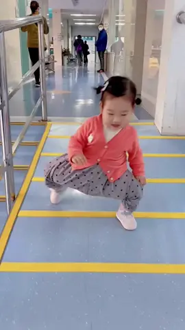 Although the girl's legs have become like this, she is very happy. Tomorrow is her birthday. Can you say a greeting to her? 🍰