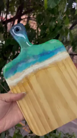 A mistura perfeita entre resina e madeira 💙 #resin #resinartist #resinandoemcasa #tabuadefrios #tabuaresinada 