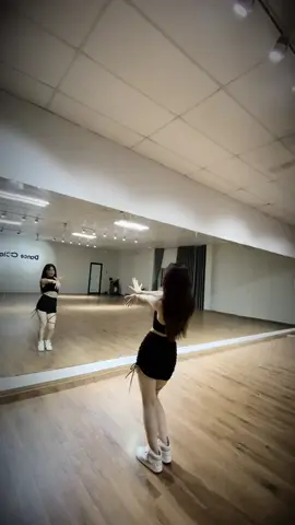 Vẫn chưa thoát đc Jisoo 🙈✨🖤 #flower #jisookim #jisoosolo #xuhuong #tiktokdances #fypシ 