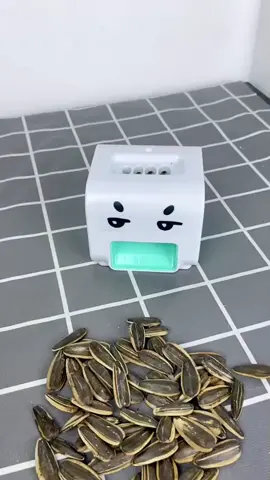 Eating melon seeds is so easy! #foryou #fyp #viral 