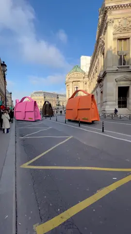 Okay but @Jacquemus bag buses are the only traffic we‘ll tolerate 👜  🎥: @jacquemus #jacquemus #handbag #bags #bagtok #handbags #bagsoftiktok #luxury #bambino #purse #simonjacquemus #paris #ar #animation #vr #fyp 