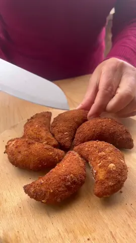 Pierożki dla  niejadków skladniki : 200 g mąki pszennej 300g mleka 30 g masła szczypta soli farsz : 3 łyżki beszamelu 100 g sera ( np. mozzarella) 100 g szynki sól pieprz do smaku panierka : jajka bułka tarta #sofficini #pierożki #kuchniawłoska #włoskiejedzenie #kuchniapolska #obiad #obiadydomowe #kolacja #przepis #przepisy #jedzenie #gotowanie #domowyfastfood 