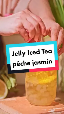 Mieux que le Bubble tea, je vous présente le Jelly Tea 😎😎 Voici ma nouvelle passion : un thé glacé avec des petits cubes de gelée (ici à la pêche 🍑). C'est customisable à l'infini : une gelée avec du sirop ou le jus de votre choix (ou même du café 🤯) avec une boisson comme du thé, un latte ou même (soyons fous) une limonade.  ➡️ N'hésitez pas à me dire les saveurs des prochaines boissons que vous souhaitez que je réalise !  Ingrédients :  • Gelée : 4g d'agar agar + 500mL d'eau avec sirop de pêche (il faut que ça soit un peu plus sucré que bu habituellement)  • Boisson : thé au jasmin refroidi + citron  PS : pardonnez la b*tch resting face du début, c'était le seul plan potable 🤡 ---- 🇬🇧 Better than Bubble tea, I present to you Jelly Iced Tea 😎😎 Here is my new passion: an iced tea with small cubes of jelly (peach flavored here 🍑).  It's infinitely customizable: a jelly with syrup or the juice of your choice (or even coffee 🤯) with a drink like tea, a latte or even (let's be crazy) a lemonade.  Ingredients :  • Jelly: 4g of agar agar + 500mL of water with peach syrup (it has to be a little sweeter than usually drunk)  • Drink: chilled jasmine tea + lemon . . #icedtea #bubbletea #drinkrecipes #recettehealthy #boissondetox