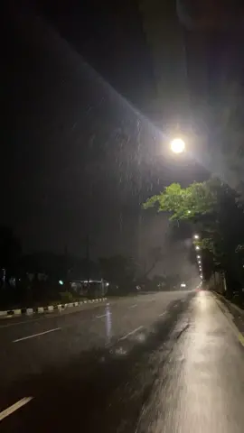 Hujan + scott street = 🙃 #nightvibes #sadstory #foryou 