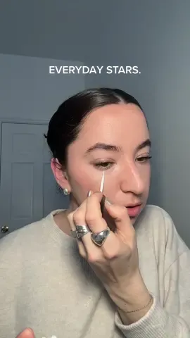 Wearing my everyday stars and this is how i apply them 💫🤩⭐️🌟✨ #creativemakeup #makeupdecals #coachellamakeup #makeupideas #makeupinspo #festivalmakeup #festivalmakeupideas #stareyelook #eyelook #eyetutorial 