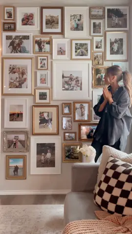 I don’t have a wall full or christmas photos anymore 💁🏼‍♀️ #gallerywall #familyphotos #eclectic #framewall #interiordesign #interiordecor #DIY #familypictures 