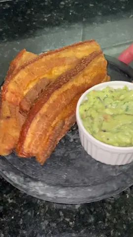 Chicharron + Guacamole 🇲🇽🥓🥑  #chicharon #chicharron #chicharrones #guacamole #guaca #mexicanfood  #torresmo #petisco #cooking #food #EasyRecipe 