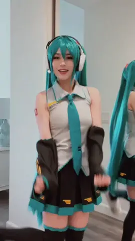 up side down ^^ #初音ミク #ボーカロイド #hatsunemiku #hatsunemikucosplay #vocaloidcosplay #vocaloid #cosplay #dance #foryou #miku 