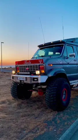 Pavement Queen 👸🏼#ford #fordecoline1988 #ecoline #v8 #snow #bronco #mounteinmonster #iceland #fyp @Ford Motor Company 