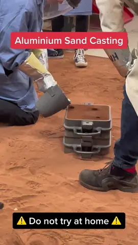 Learn how to sand cast aluminium, a technique still used in industry today ⚠️Do not try at home⚠️ #fyp #materialscience #engineering #engineeringstudent #university #metalcasting #aluminum 