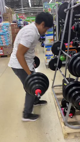Para que ir a un gimnasio si esta el bodega aurrera y con muy buenas barras y mancuernas 👌👍😂💪🏻#💪🏻 #viral #gym #tiktok #comedia #aurrera 