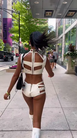 Chicago streets 🤤🔗 #lollapalooza #festivaloutfit #dollskill 