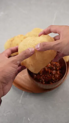 Puasa ke-15: Roti Puri Cicah Sardin Tumis. Senang sangat nak buat roti puri kat rumah, boleh cicah macam-macam 😁 Untuk resepi hari ni aku nak ajak @Hazwan Ramli @fathihussein @kemey untuk cuba resepi ni. Kalau korang ada buat video masak jangan lupa guna hashtag #InspirasiRamadan #BukaPuasa okehh 😁😁