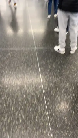 Viajando a lima- Peru a ver a mi Papa 3/ 19/ 23 compre el vuelo de avion 11 am domingo queria alcanzar abrazarlo una vez mas en vida, la linea era larga para pasar seguridad y el vuelo salia en menos de 1 hora 🤞🏼
