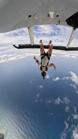 🤩 🪂🤘🏻 Enjoy with @skydiving_official✅  . . . ⠀⠀⠀⠀⠀ . . ⠀⠀⠀⠀⠀⠀⠀⠀  ⠀⠀⠀⠀⠀⠀⠀⠀⠀ Posted• @nicolo.contrada I slipped 😨 • • • #skydive #skydiving #skydiver #plane #helicopter #adrenaline #adrenalineaddict #extreme#extremesports #travel #adventure #thrill #Lifestyle #life #gopro #gopromax #goprohero11 #goprohero #insta360 #freefall #hawaii #oahu #heli 