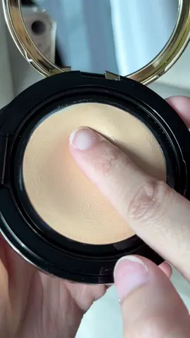 YSL Touch Eclat Glow-Pact Cushion✨ Jujur ini cushion termahal yang pernah aku beli. Tapi walaupun harganya +- 1 jutaan, tapi ini super worth it! 