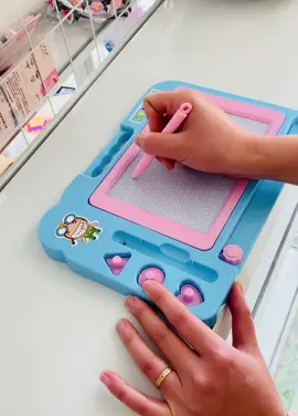 BẢNG TỪ THÔNG MINH GẠT XOÁ CHO BÉ TẬP VIẾT Bảng được thiết kế với hình dáng bắt mắt cùng chiếc cần gạt bên dưới vô cùng tiện lợi giúp cho bé không cần giẻ lau, chỉ cần gạt nhẹ là hết chữ trên bảng, không bụi, không bẩn.Kích thích sự ham học và sáng tạo của bé. Được làm hoàn toàn từ chất liệu nhựa an toàn, phụ huynh yên tâm để bé thoải mái tập viết, thoả sức sáng tạo.  #fyp  #xuhuong  #bangtuxoathongminh 